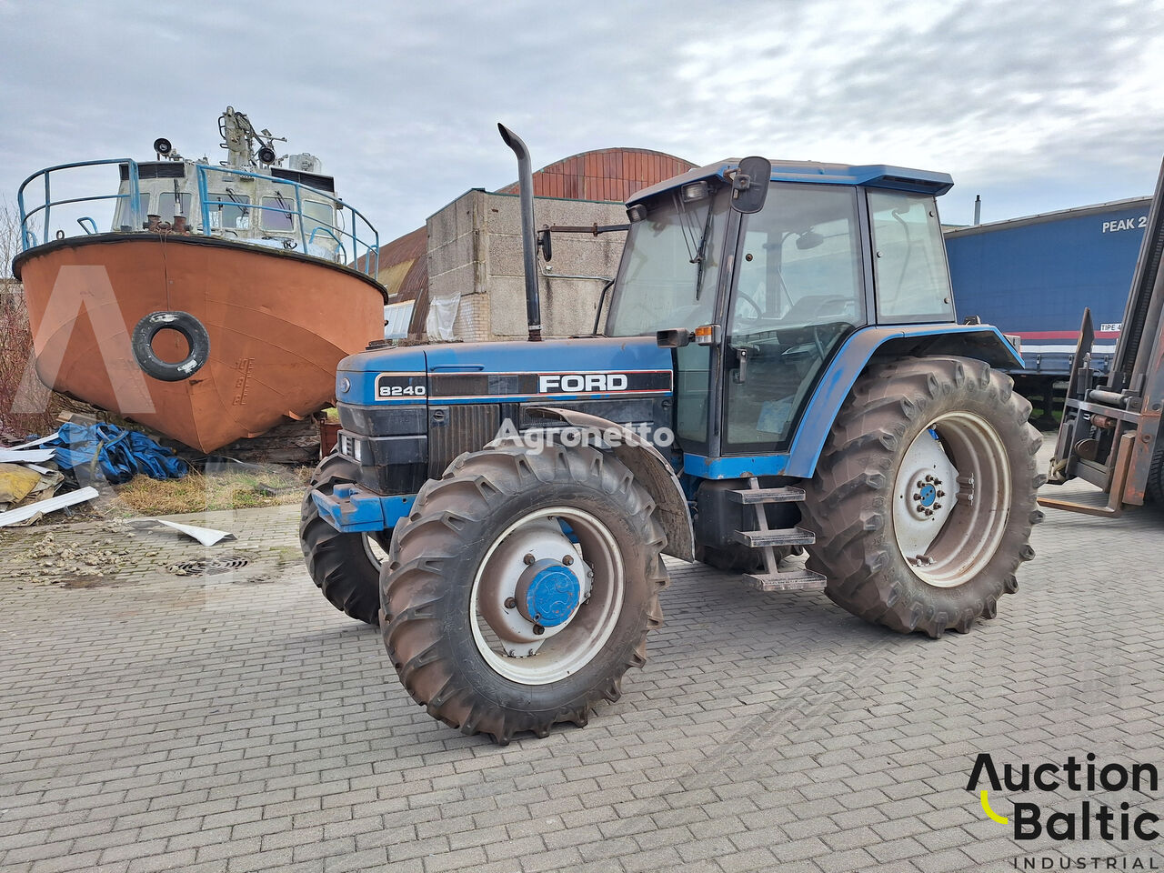 tracteur à roues Ford 8240 4WD